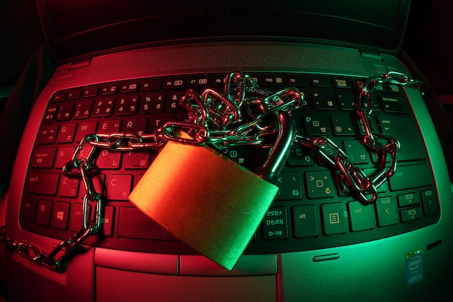 컴퓨터에 자물쇠가 올려진 사진으로 사이버 범죄를 떠올리게 하는 사진