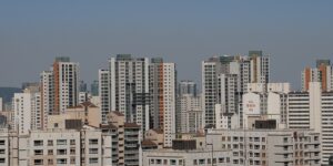 한국 대도시의 아파트들이 서있는 풍경