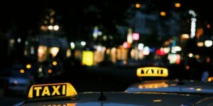 택시자격시험을 합격해야 택시를 운행할 수 있습니다. 밤거리에 있는 택시들의 모습의 사진입니다.