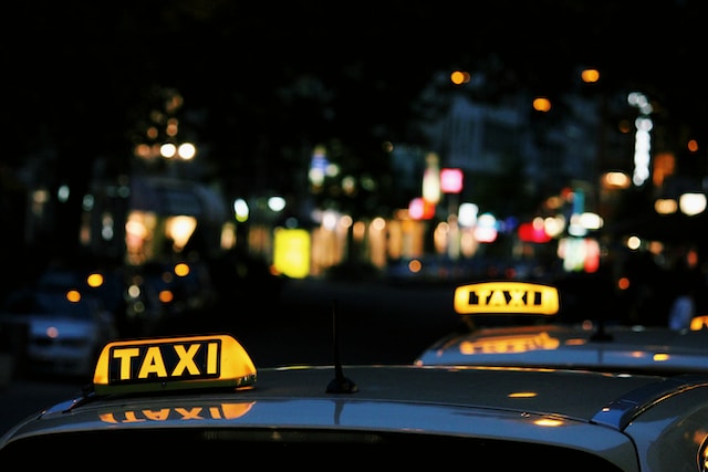 택시자격시험을 합격해야 택시를 운행할 수 있습니다. 밤거리에 있는 택시들의 모습의 사진입니다.